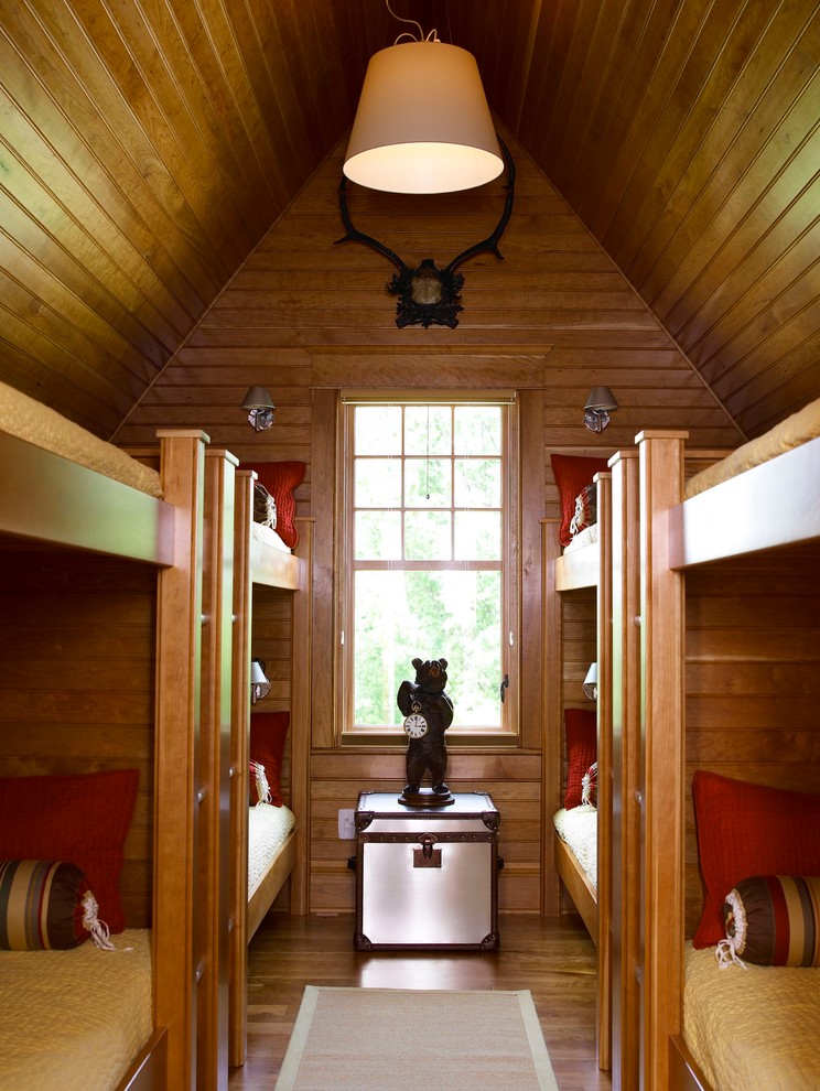 ボルチモアにあるトラディショナルスタイルのおしゃれな客用寝室 (茶色い壁、無垢フローリング、照明) のインテリア