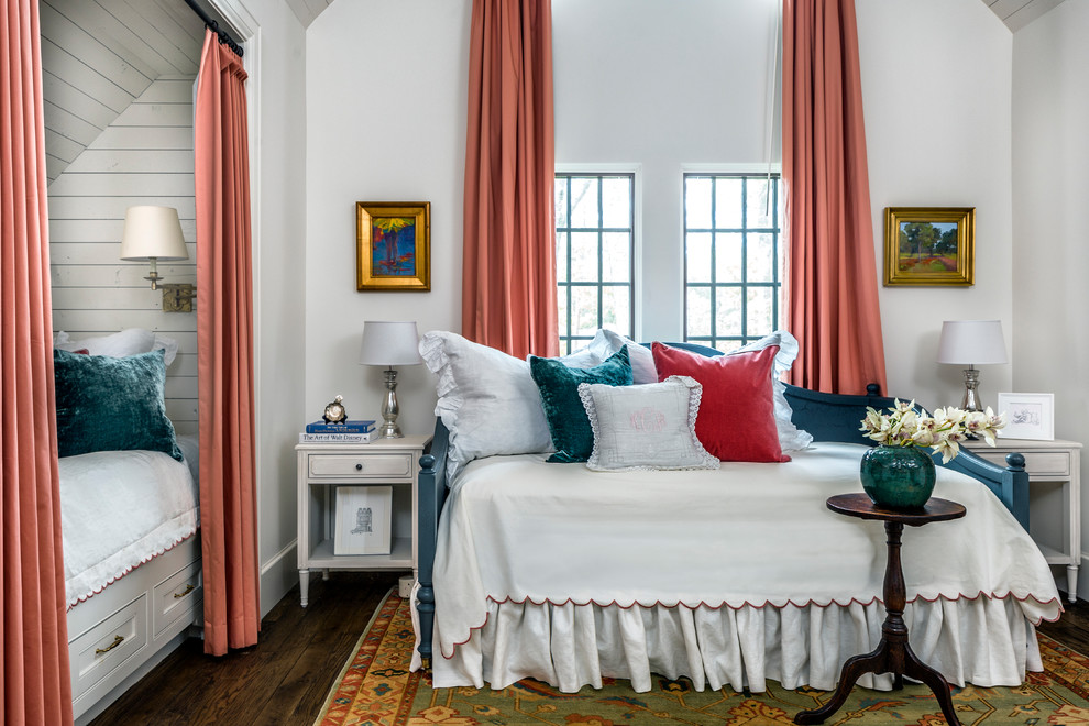 На фото: гостевая спальня (комната для гостей) в классическом стиле с белыми стенами и темным паркетным полом с