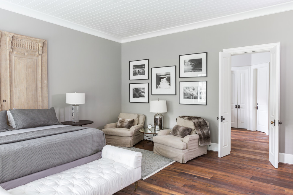 Cette photo montre une chambre chic avec un mur gris et parquet foncé.