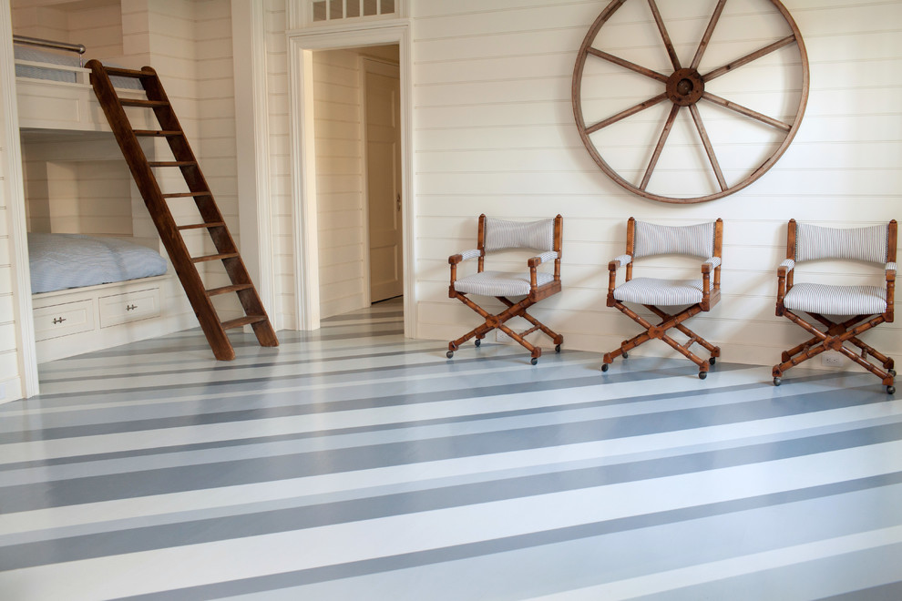 Foto di una camera degli ospiti stile marinaro di medie dimensioni con pareti bianche e pavimento in legno verniciato