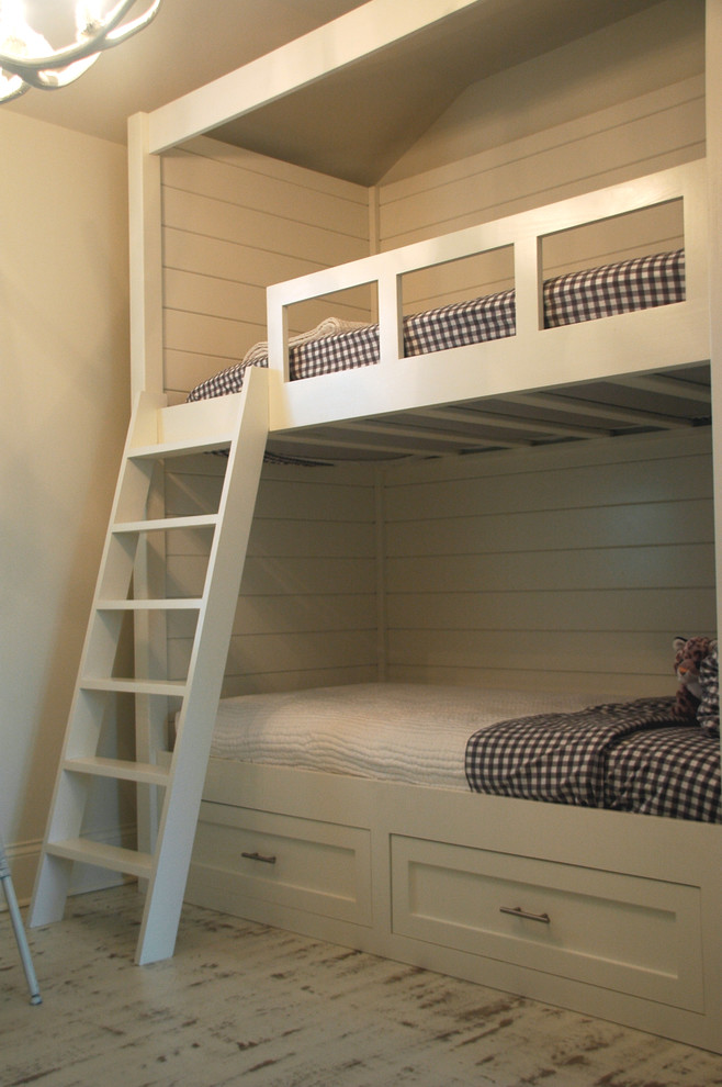 Foto di una grande camera da letto country con pareti bianche e parquet chiaro