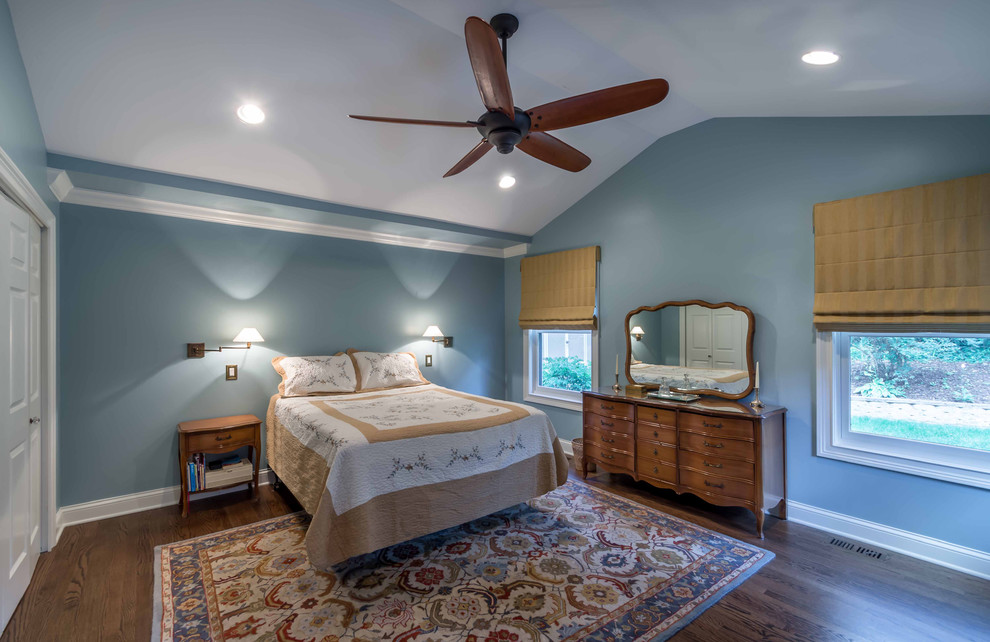 シカゴにある中くらいなトラディショナルスタイルのおしゃれな主寝室 (青い壁、無垢フローリング、茶色い床、暖炉なし、三角天井、壁紙、ベッド下のラグ、白い天井) のレイアウト