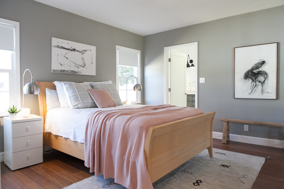 Modelo de dormitorio contemporáneo con paredes grises, suelo de madera en tonos medios y suelo marrón