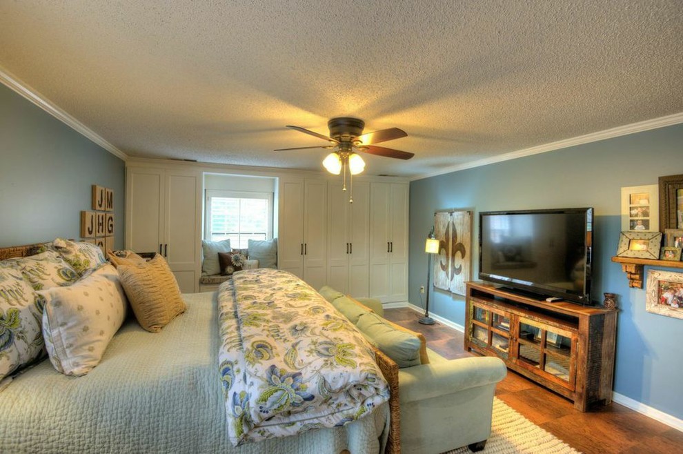 Exemple d'une grande chambre parentale romantique avec un mur bleu et un sol en liège.
