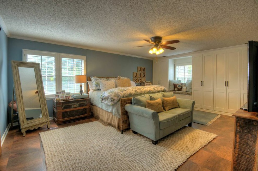 Cette image montre une grande chambre parentale style shabby chic avec un mur bleu et un sol en liège.