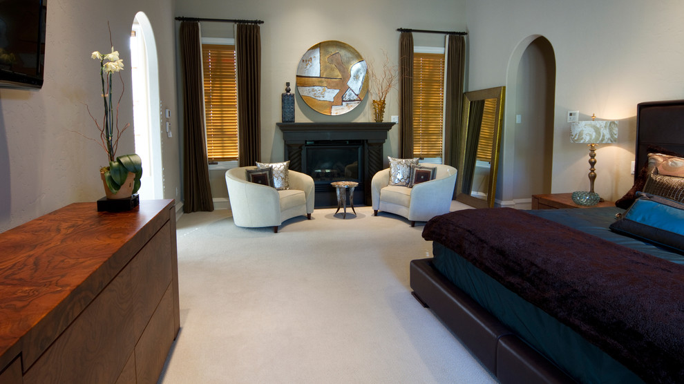 Aménagement d'une grande chambre avec moquette moderne avec un mur beige, une cheminée standard et un manteau de cheminée en bois.
