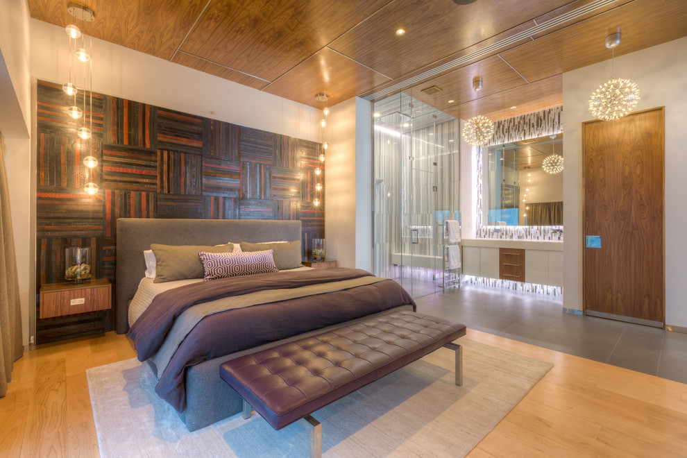 Imagen de dormitorio principal moderno extra grande con paredes blancas y suelo de madera clara