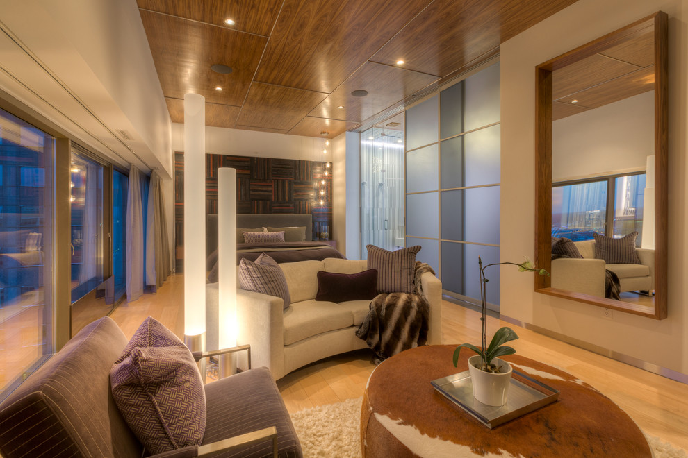 Diseño de dormitorio principal minimalista extra grande con paredes blancas y suelo de madera clara