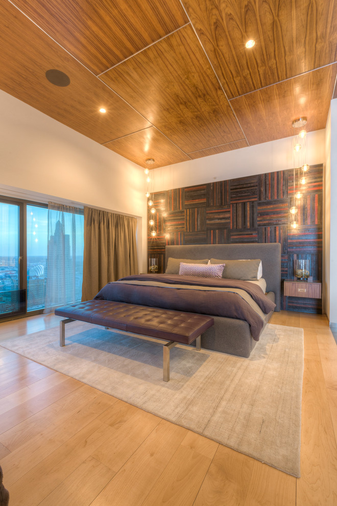 Diseño de dormitorio principal moderno extra grande con paredes blancas y suelo de madera clara