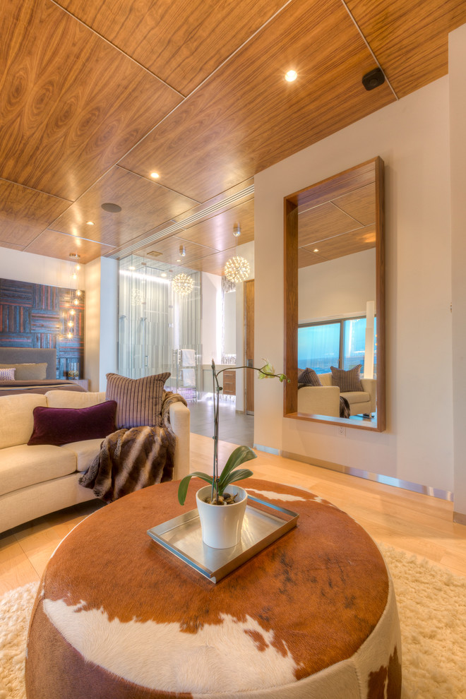 Diseño de dormitorio principal minimalista extra grande con paredes blancas y suelo de madera clara
