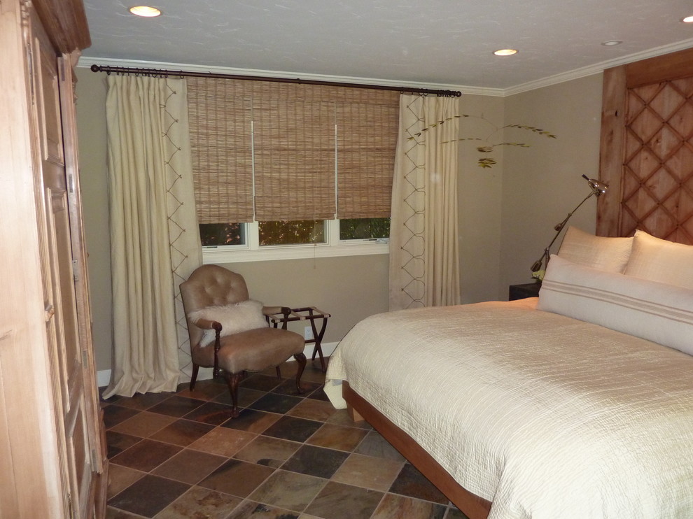 Пример оригинального дизайна: большая хозяйская спальня в классическом стиле с бежевыми стенами и полом из сланца без камина