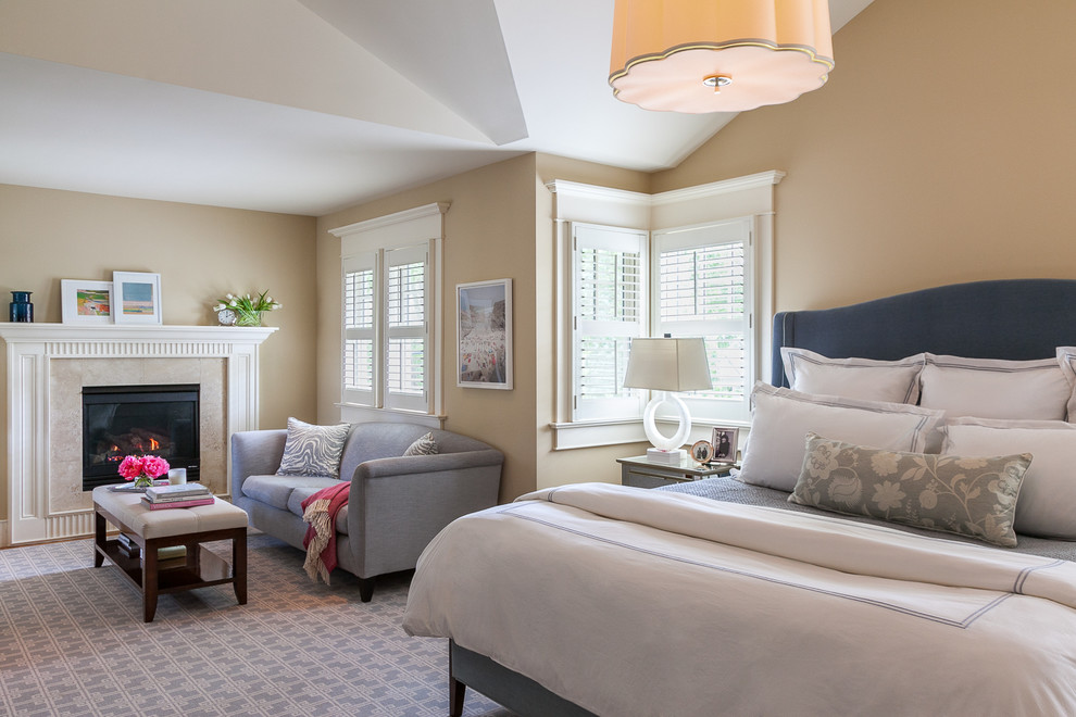 Idées déco pour une chambre classique avec un mur beige et une cheminée standard.