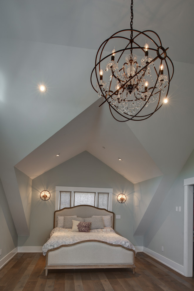 Idee per una camera matrimoniale stile americano di medie dimensioni con pareti blu e pavimento in legno massello medio