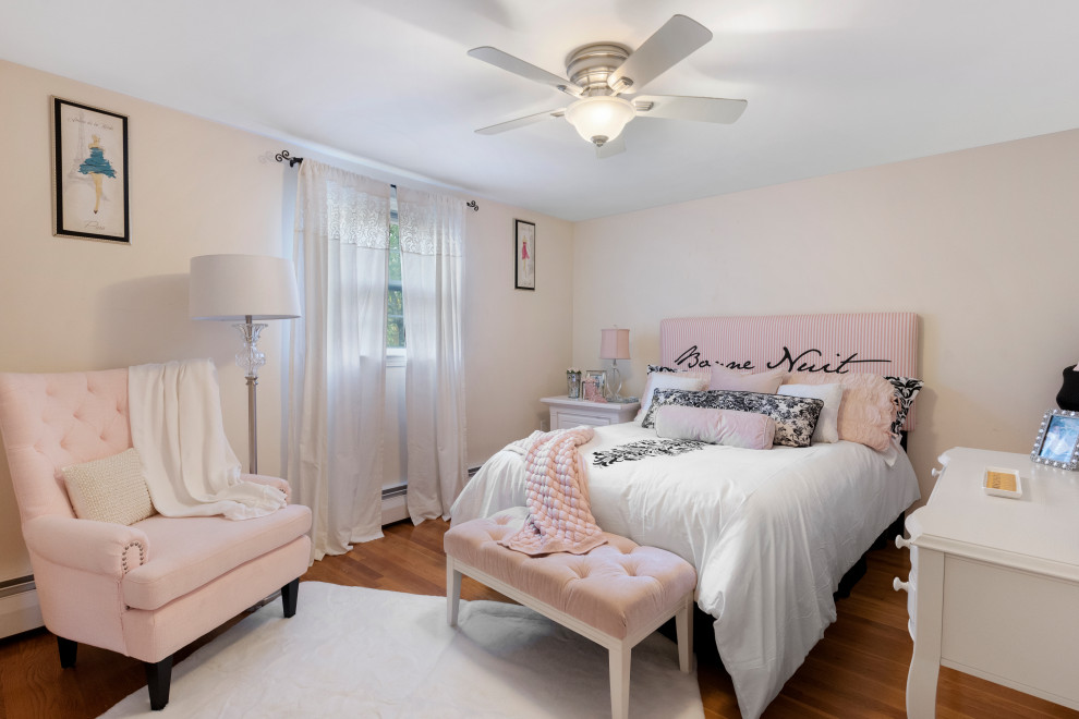 Mittelgroßes Shabby-Look Gästezimmer mit weißer Wandfarbe, braunem Holzboden und braunem Boden in Boston