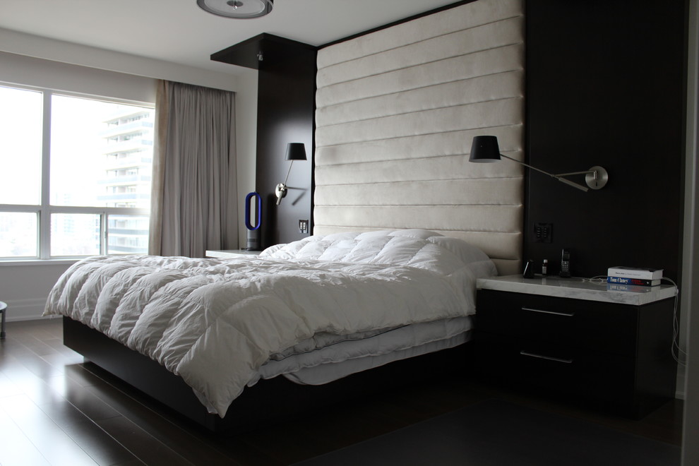 Idee per una camera matrimoniale minimalista con pareti bianche e parquet scuro