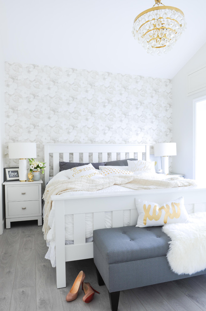 На фото: хозяйская спальня в стиле неоклассика (современная классика) с серыми стенами, полом из ламината и серым полом с