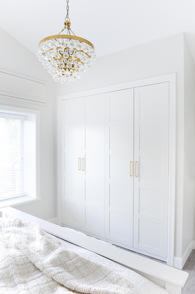 Источник вдохновения для домашнего уюта: хозяйская спальня в стиле неоклассика (современная классика) с серыми стенами, полом из ламината и серым полом