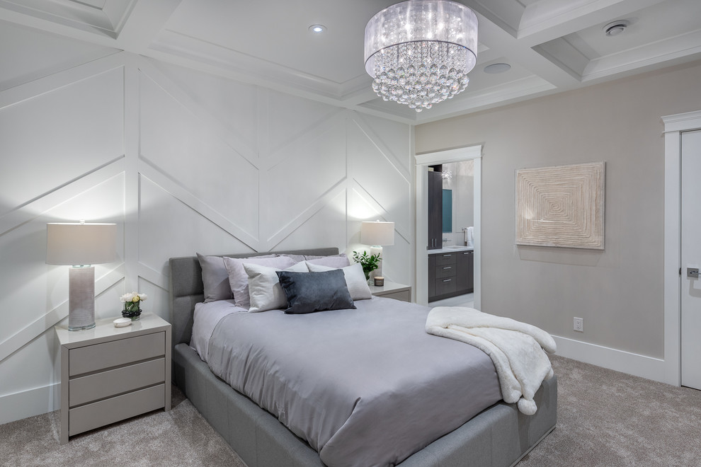 Modernes Hauptschlafzimmer mit beiger Wandfarbe, Teppichboden und beigem Boden in Vancouver