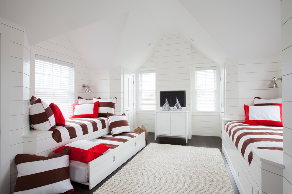 Источник вдохновения для домашнего уюта: гостевая спальня (комната для гостей) в морском стиле с белыми стенами и темным паркетным полом без камина