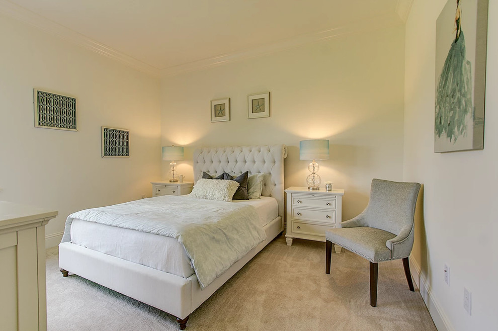 Modelo de habitación de invitados clásica renovada pequeña sin chimenea con paredes beige, moqueta y suelo beige