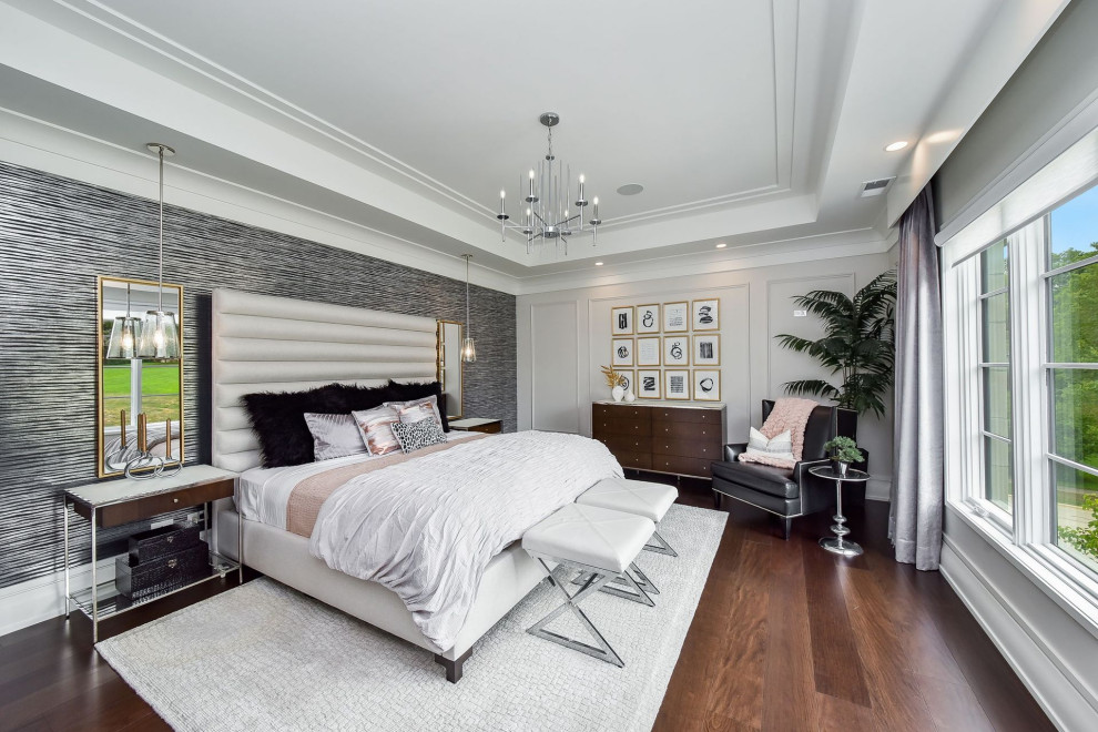 Cette image montre une chambre parentale design avec un mur gris, un sol en bois brun, un plafond décaissé et du papier peint.