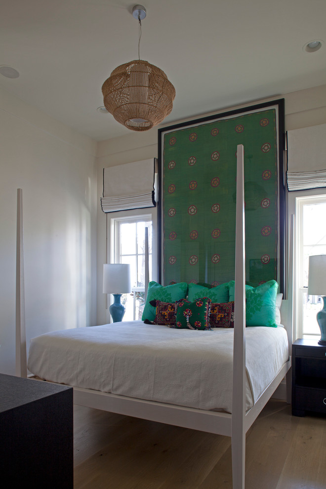 Stilmix Schlafzimmer ohne Kamin mit weißer Wandfarbe und hellem Holzboden in Miami