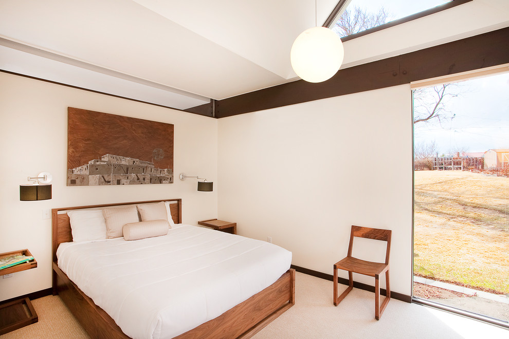 Foto de dormitorio minimalista con paredes blancas y moqueta