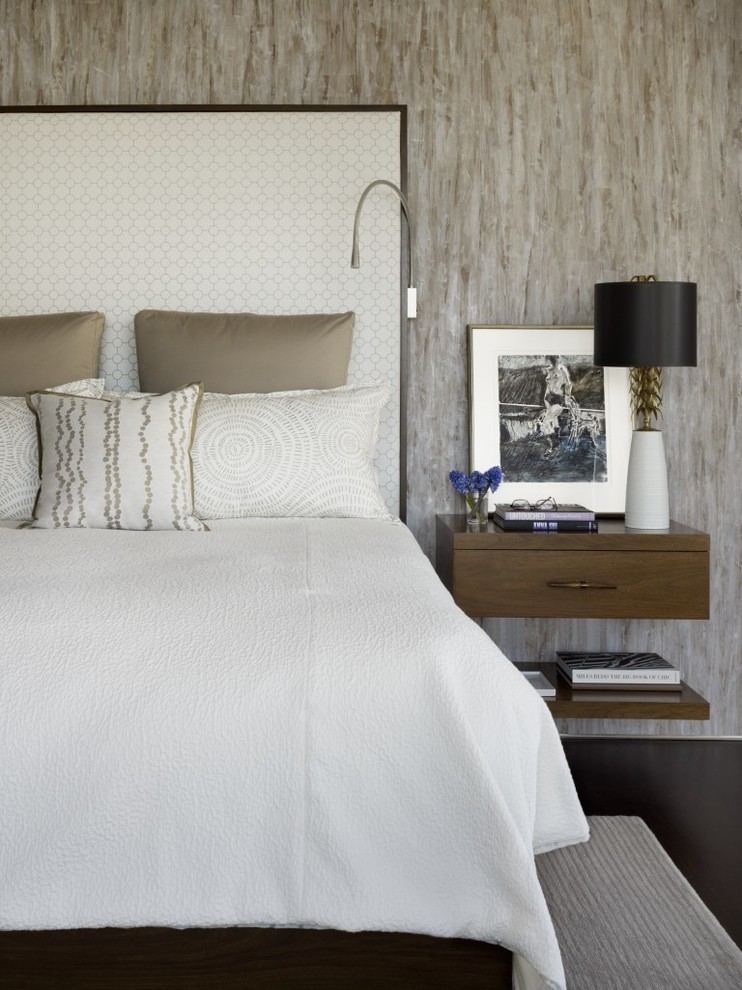 サンフランシスコにあるコンテンポラリースタイルのおしゃれな寝室 (濃色無垢フローリング) のインテリア