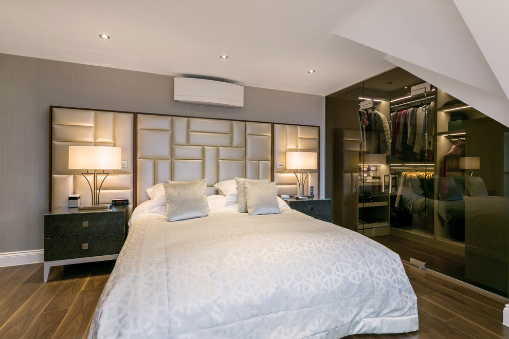 Bedroom - contemporary bedroom idea in Hertfordshire