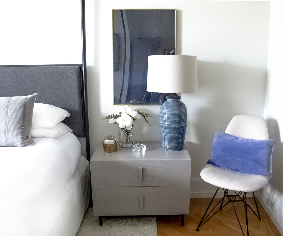Imagen de dormitorio minimalista con paredes beige