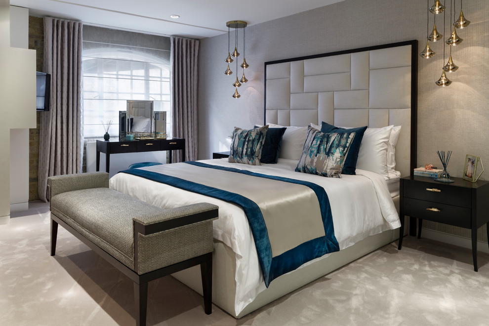 ロンドンにあるトランジショナルスタイルのおしゃれな客用寝室 (グレーの壁、カーペット敷き、グレーの床) のインテリア