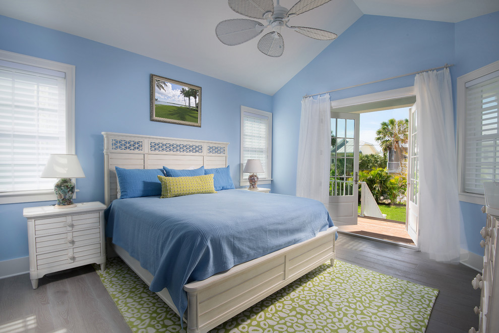 Источник вдохновения для домашнего уюта: хозяйская спальня среднего размера в морском стиле с синими стенами и светлым паркетным полом без камина