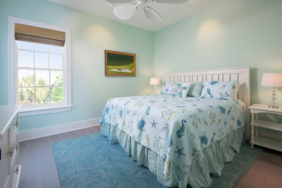 Modelo de habitación de invitados marinera de tamaño medio con paredes verdes, suelo de madera clara y suelo gris
