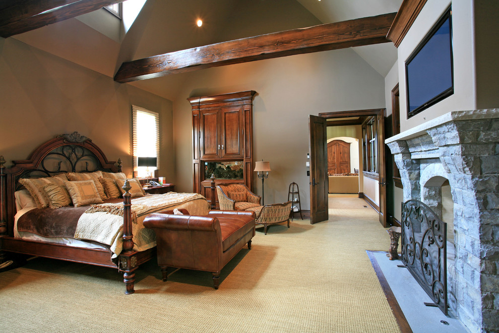 Источник вдохновения для домашнего уюта: хозяйская спальня среднего размера в классическом стиле с серыми стенами, ковровым покрытием, стандартным камином, фасадом камина из камня и телевизором