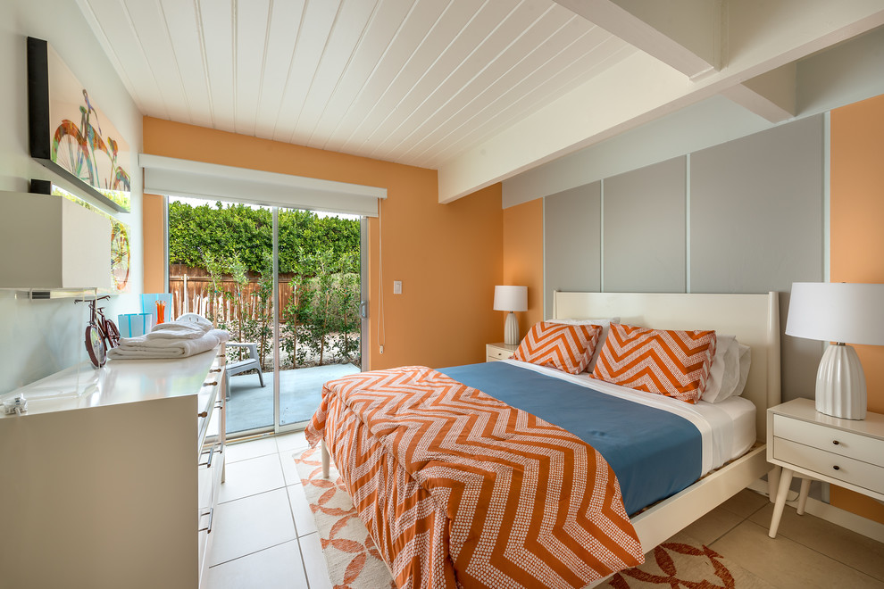 Стильный дизайн: спальня в стиле ретро с оранжевыми стенами и бежевым полом - последний тренд