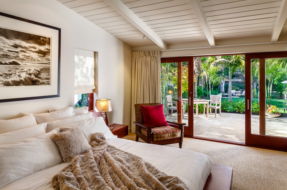 Mid-Century Schlafzimmer mit beiger Wandfarbe und Teppichboden in Santa Barbara