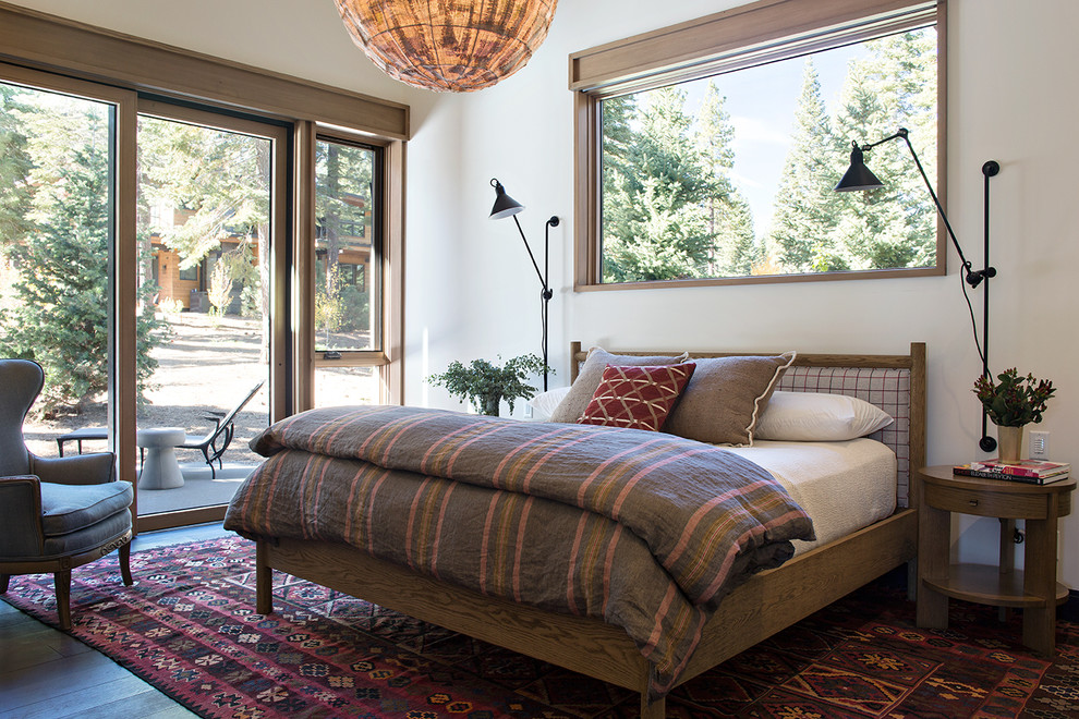 Uriges Schlafzimmer mit weißer Wandfarbe und dunklem Holzboden in Sacramento