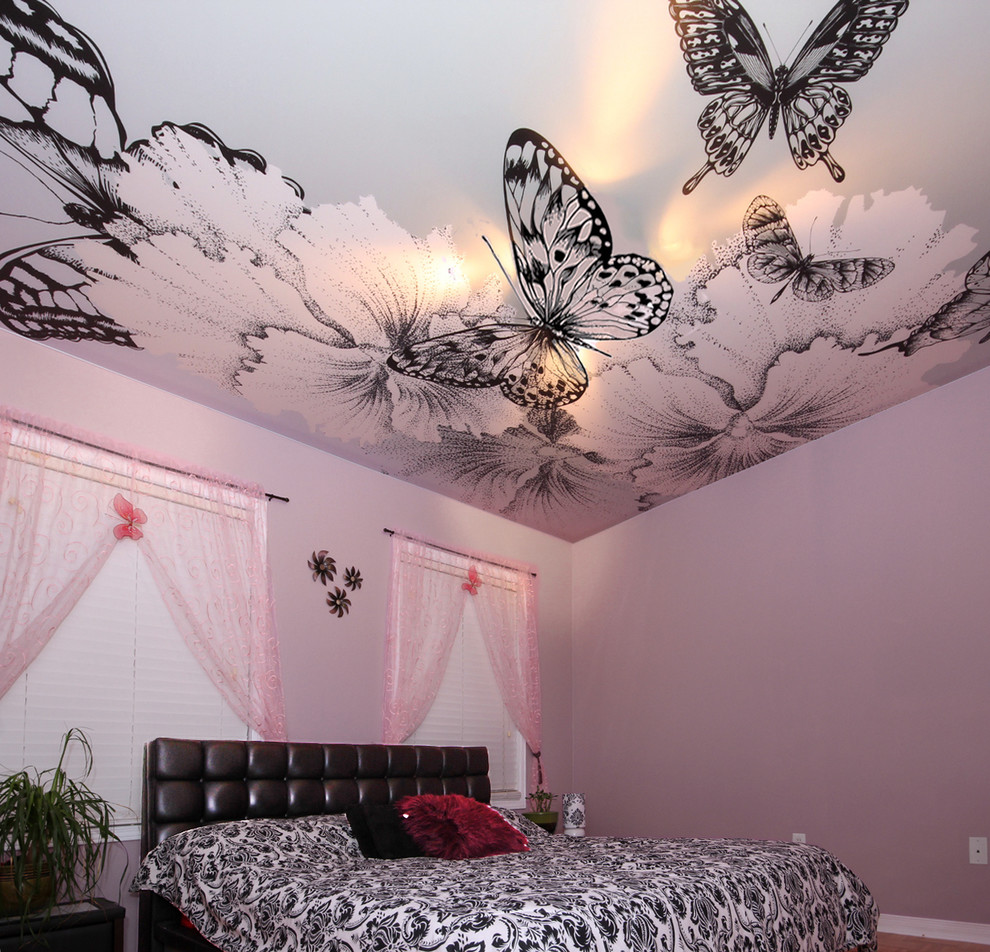 Modelo de dormitorio actual de tamaño medio con paredes rosas