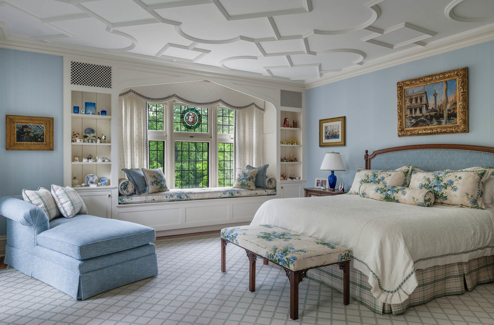 フィラデルフィアにある広いヴィクトリアン調のおしゃれな主寝室 (青い壁) のレイアウト