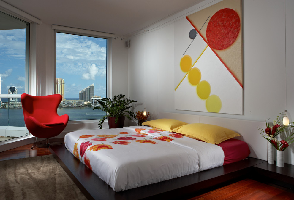 マイアミにある中くらいなコンテンポラリースタイルのおしゃれな主寝室 (白い壁、無垢フローリング) のインテリア