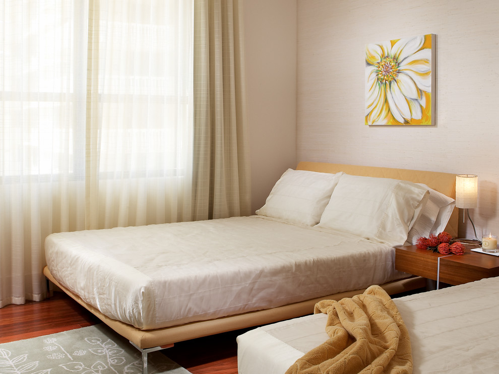 Mittelgroßes Modernes Schlafzimmer mit weißer Wandfarbe und braunem Holzboden in Miami