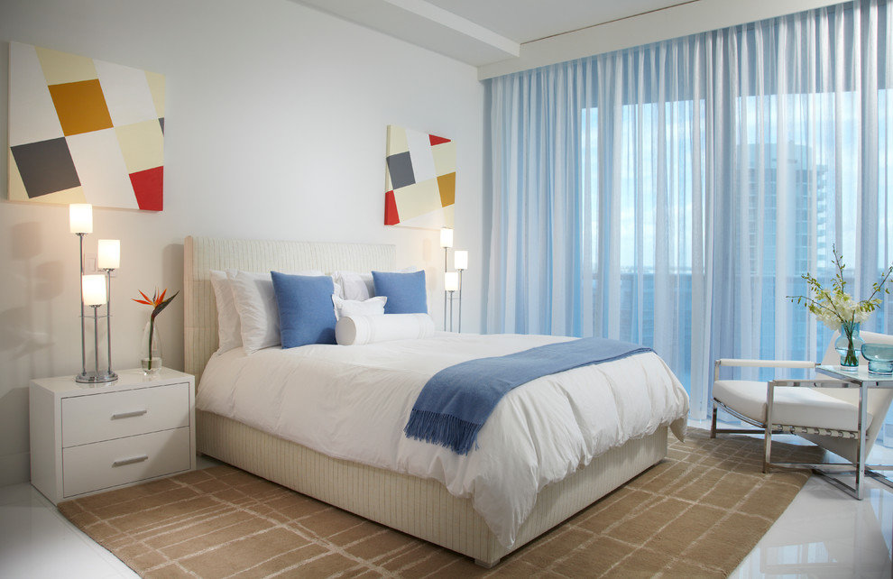マイアミにある広いコンテンポラリースタイルのおしゃれな客用寝室 (白い壁、大理石の床、白い床、シアーカーテン) のレイアウト