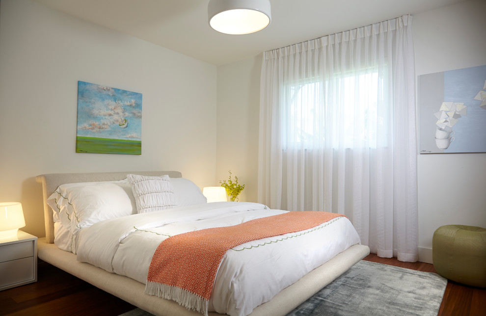 Стильный дизайн: большая гостевая спальня (комната для гостей) в современном стиле с белыми стенами, темным паркетным полом и фасадом камина из дерева без камина - последний тренд