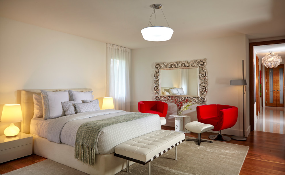 Идея дизайна: большая гостевая спальня (комната для гостей) в современном стиле с белыми стенами, двусторонним камином, фасадом камина из дерева и паркетным полом среднего тона