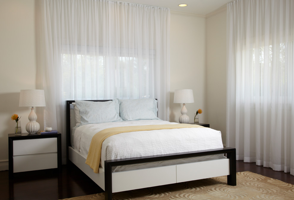 Mittelgroßes Modernes Gästezimmer mit weißer Wandfarbe, dunklem Holzboden und braunem Boden in Miami