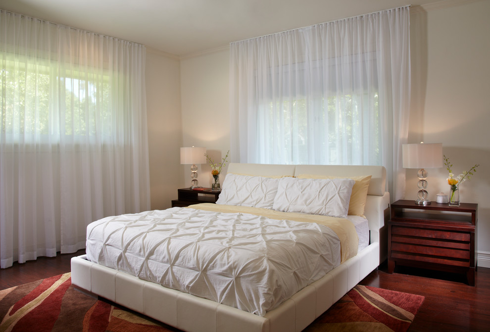 Foto di una camera degli ospiti design di medie dimensioni con pareti bianche, parquet scuro e pavimento marrone
