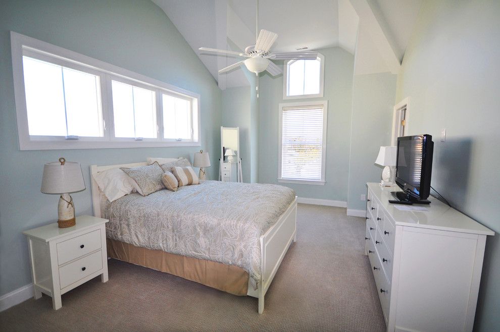 Пример оригинального дизайна: большая хозяйская спальня в морском стиле с синими стенами, ковровым покрытием и бежевым полом без камина