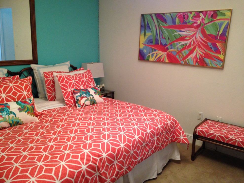 Immagine di una camera degli ospiti contemporanea di medie dimensioni con pareti multicolore, moquette e camino ad angolo