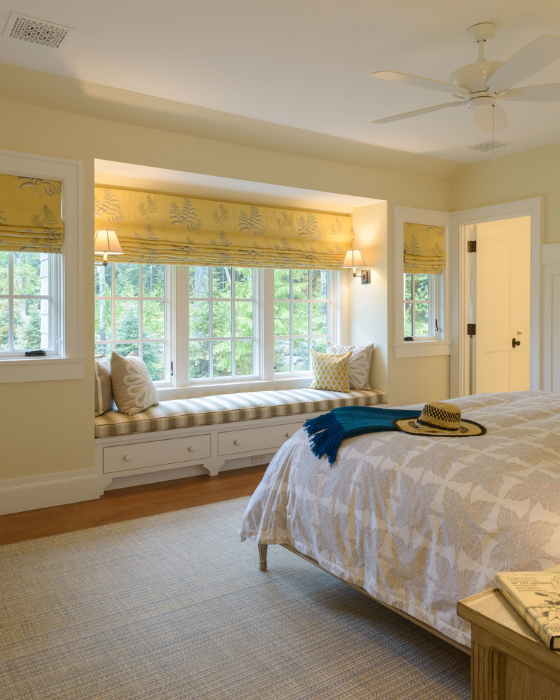 Esempio di una camera da letto tradizionale con pareti gialle, pavimento in legno massello medio e pavimento marrone