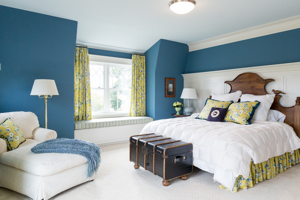 ニューヨークにある広いビーチスタイルのおしゃれな客用寝室 (青い壁、カーペット敷き、暖炉なし) のレイアウト